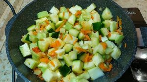 Кабачки на сковороде, тушёные с овощами и зеленью