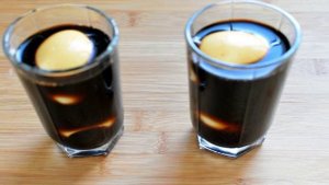 Черные яйца, фаршированные тунцом и икрой трески