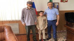 Орден Мужества вручил глава Ботлихского района семье офицера морской пехоты Шамиля Муртазалиева