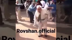 Дедушка танцует супер музыку