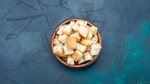 Домашние сухарики с чесноком