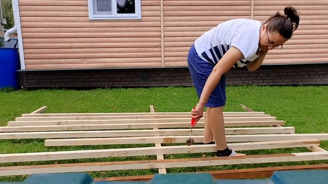 Влог. Жизнь на даче. Все в трудах и заботах. Продолжаем строительство беседки. 16 августа 2025.