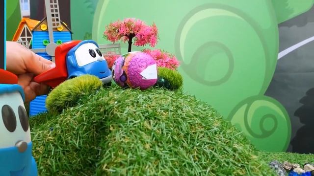 Спасаемся от жары и открываем яйцо с сюрпризом!  Мультики Грузовичок Лева