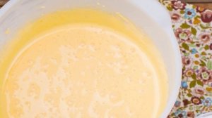 Бисквитная шарлотка с яблоками