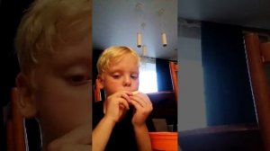 Миша ест китайский бутерброд