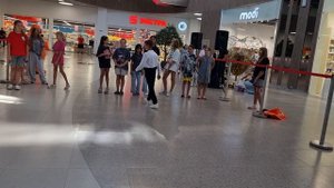 Зрителей попросили подефилировать!