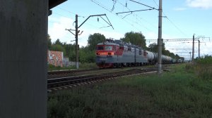 Электровоз ВЛ80с-1447 с грузовым поездом проходит станцию Киселиха