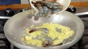 Жареные креветки с авокадо