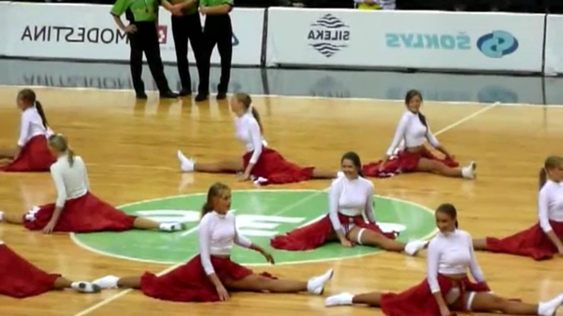 Канкан с подвязкой от группы поддержки смотреть онлайн