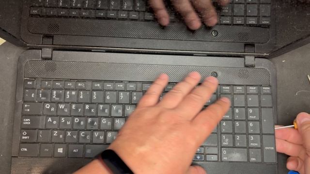 TOSHIBA SATELLITE C850. UPGRADE. Разбор и чистка смотреть онлайн