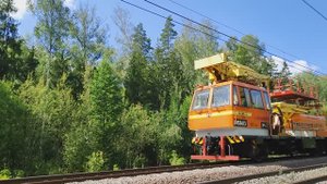 Автомотриса 1АДМ-13 с платформой и приветливым машинистом