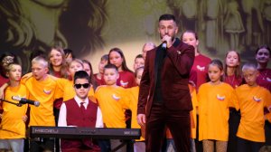 МИР НА КОНЧИКАХ ПАЛЬЦЕВ/композитор: Михаил Фавор; авторы слов: Марина Элис и Михаил Фавор/