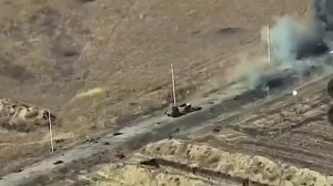 Наш боец на квадрике с прицепом прорывается по заминированной дороге для эвакуации раненого.