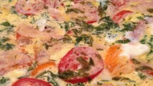 Жареные кабачки с помидорами и яйцом