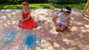 Настя и  папа устроили день уборки игрушек. Полезное видео для детей.