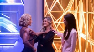 Красотка из нейросети становится культуристкой.