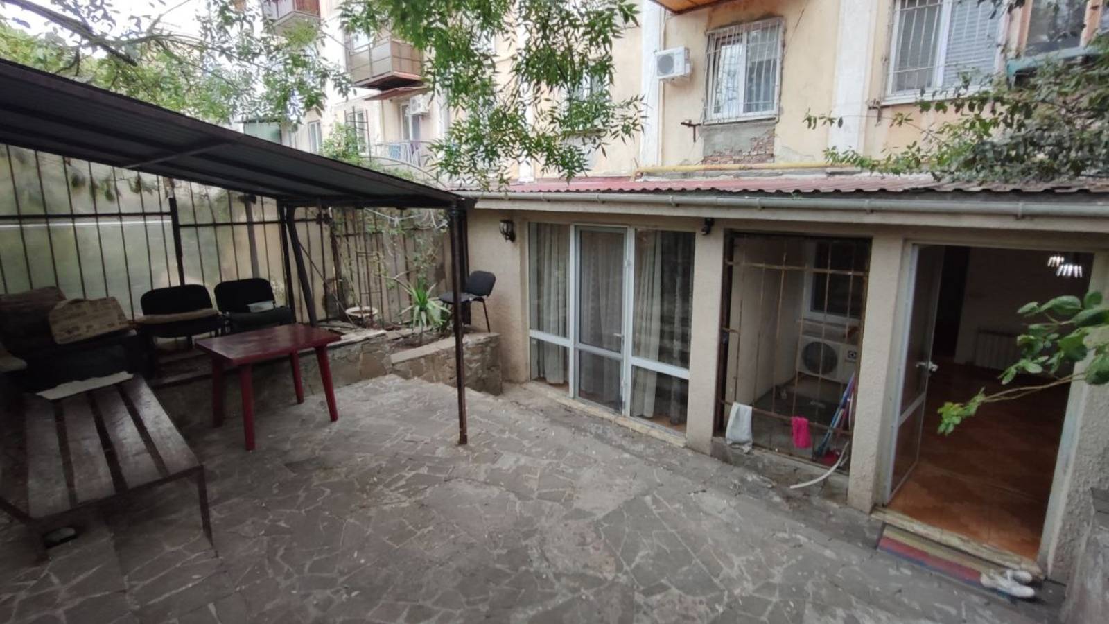 2-комнатная квартира в центре Ялты, с двориком смотреть онлайн