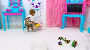 Настя и Мэгги нянчатся с малышами