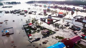 Река Индигирка вышла из берегов и затопила Оймяконский район в Якутии