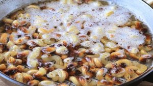 Жареные макароны с яйцом на сковороде