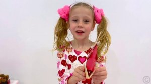 Настя дарит подарки своим друзьям на День святого Валентина.