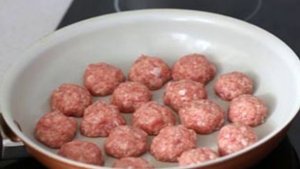 Фрикадельки в сметанном соусе