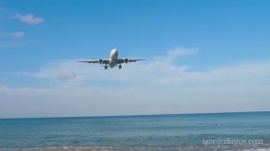 Эйрбас А330 авиакомпании Qanot Sharq Airlines приземляется в аэропорту Пхукета.