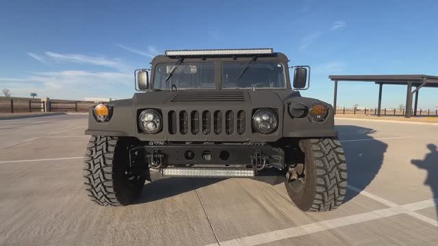 Обзор военного автомобиля 1994 AM General M998A1 Humvee смотреть онлайн