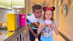 Настя и Папа отгадывают необычные загадки 5 шкафчиков