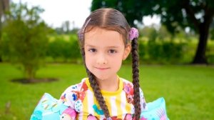 Настя и папа показывают детям правила безопасности в бассейне