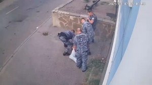 Росгвардеец с коллегами жестоко избили мужчину