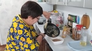 Давно так не готовила. Сухонькие котлетки и винегрет к обеду