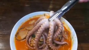 Корейская УЛИЧНАЯ Еда - Самая ВКУСНАЯ Лучшая Китайская Острая ЛАПША с ОСЬМИНОГОМ и Морепродуктами