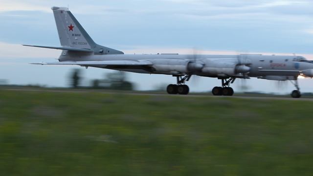 Посадка Ту-95МС "Медведь"