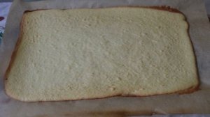 Бисквитный рулет с белковым кремом