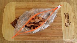 Жареные креветки с медом и чесноком