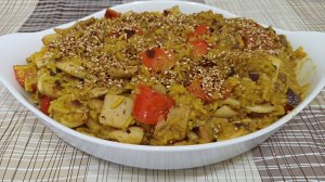 Жареный кальмар с овощами на сковороде вок.