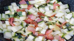 Жареные кабачки с беконом в омлете