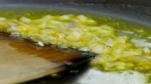 Жареные креветки с луком