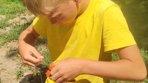 ЮНЫЙ ПОМОЩНИК В САДУ!!