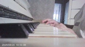 Разучиваю на пианино "Спят усталые игрушки" (с фрагментом украшения партией левой руки)