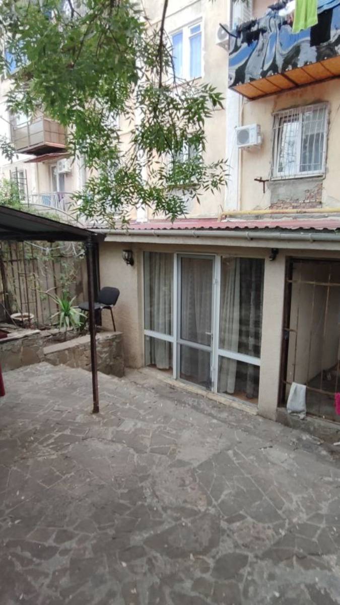 Продаётся 2-комнатная квартира в центре Ялты, с двориком смотреть онлайн