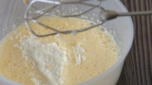 Бисквитный рулет с яблоками