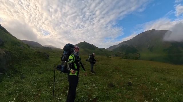 вулкан Бакенинг высотой 2278 метров над уровнем моря долина вулкана с системой озер. Камчатка