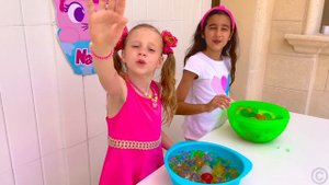 Настя и Ева нашли магический душ с игрушками. Видео для детей