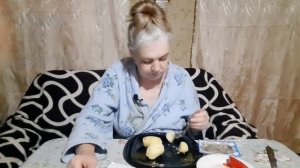 Мукбанг/селедочка с картошечкой/помидоры с огорода