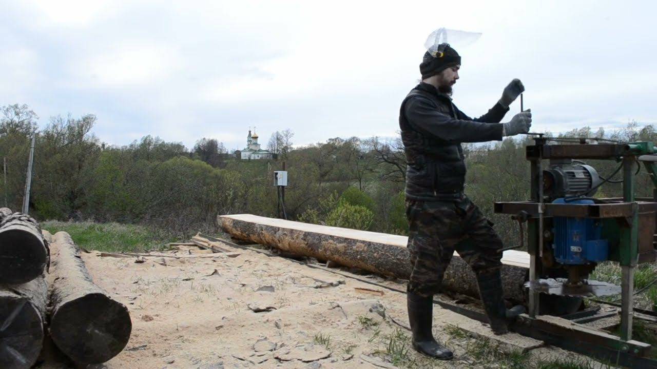 распиловка полуметрового бревна самодельной пилорамой смотреть онлайн