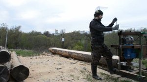 распиловка полуметрового бревна самодельной пилорамой