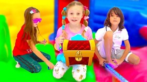 Настя и ее друзья играют в загадочный челлендж.
