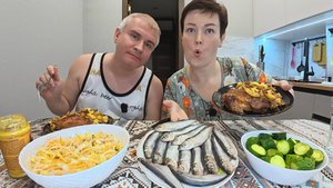 Мукбанг живём без ПОНТОВ, нам и ДЕШЕВАЯ килька в радость! НАСОЛИЛИСЬ на ночь глядя) Семейный ужин